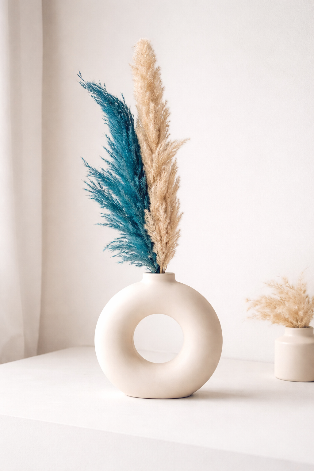 6 inch Matte Donut Vase and Natural Pampass Set