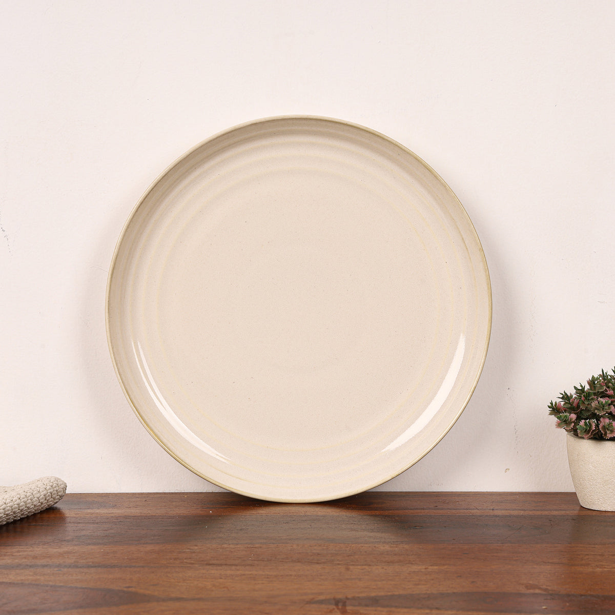 Smooth cream plate