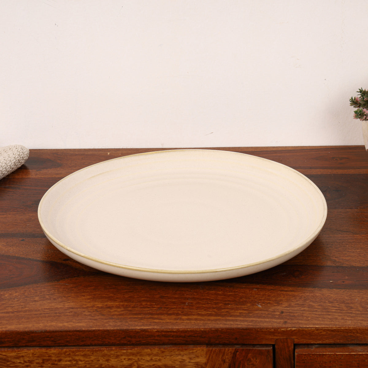 Smooth cream plate