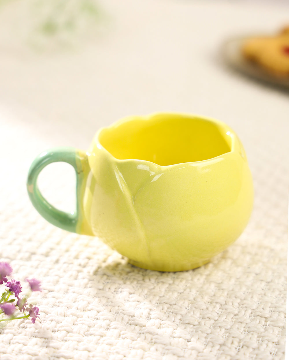The Sunny tulip cup with leaf saucer