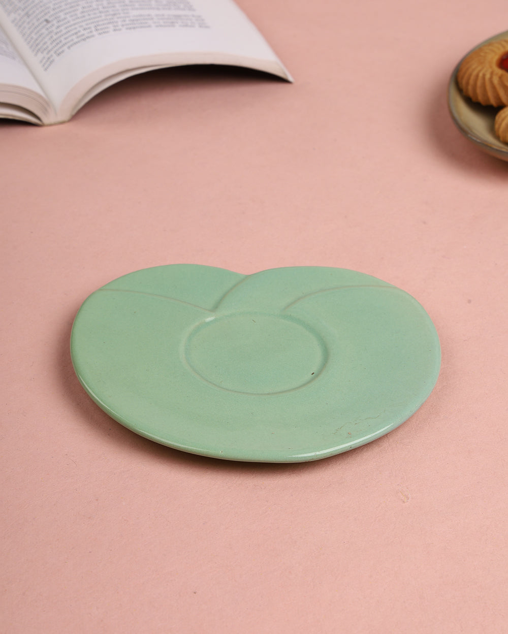 The Sunny tulip cup with leaf saucer