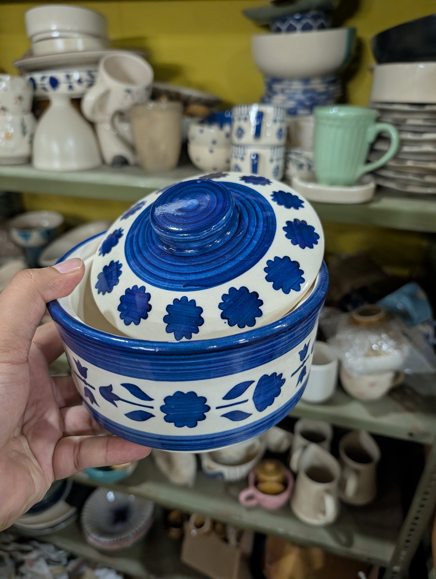 Ceramic Serving Bowl with Lid 800 Ml